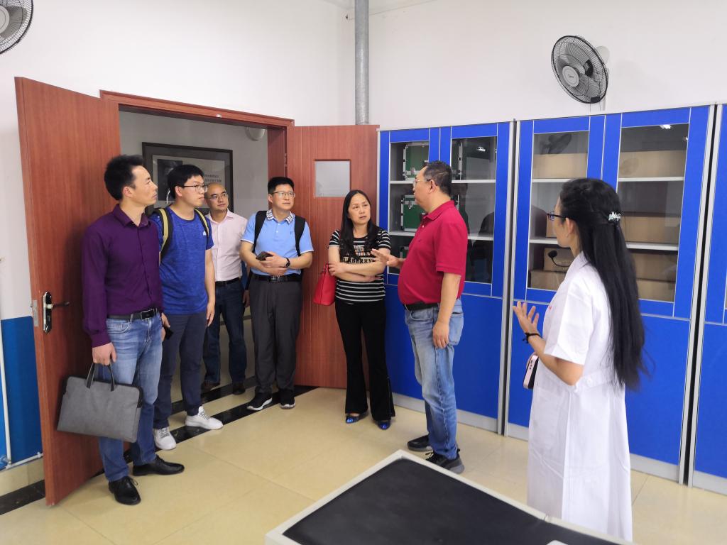 参观医学实验中心