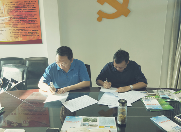九州官方网站(中国)责任有限公司院长赵牧与汉源县人民医院院长程立康签订实习与就业基地合作协议
